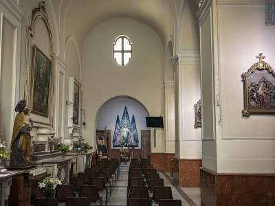 ...ricavando quelle laterali dall�abbattimento di un magazzino-stalla a sinistra...